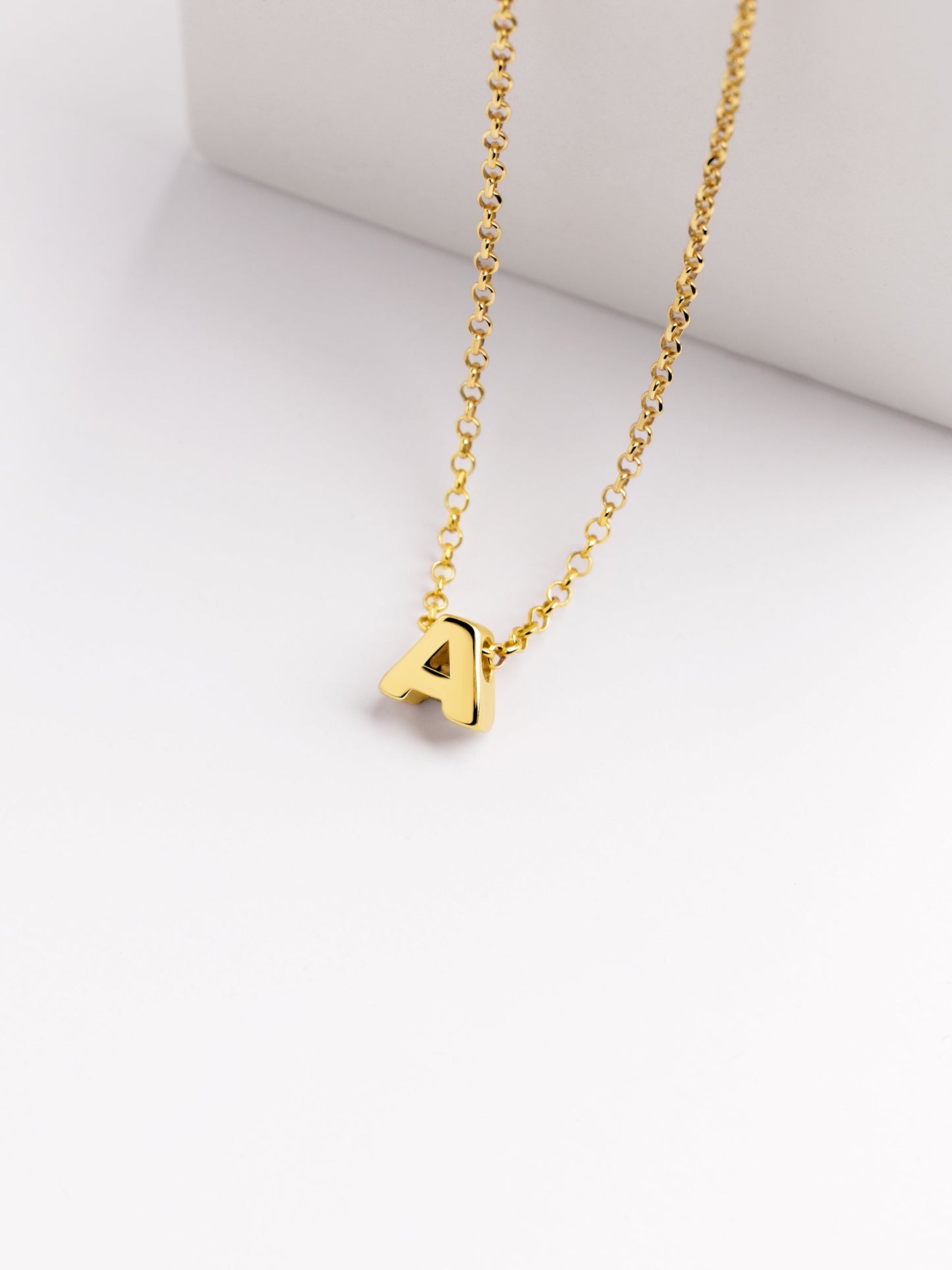 Goldkette mit personalisiertem Initial