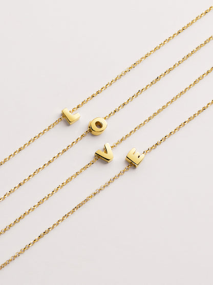 Goldkette mit personalisiertem Initial